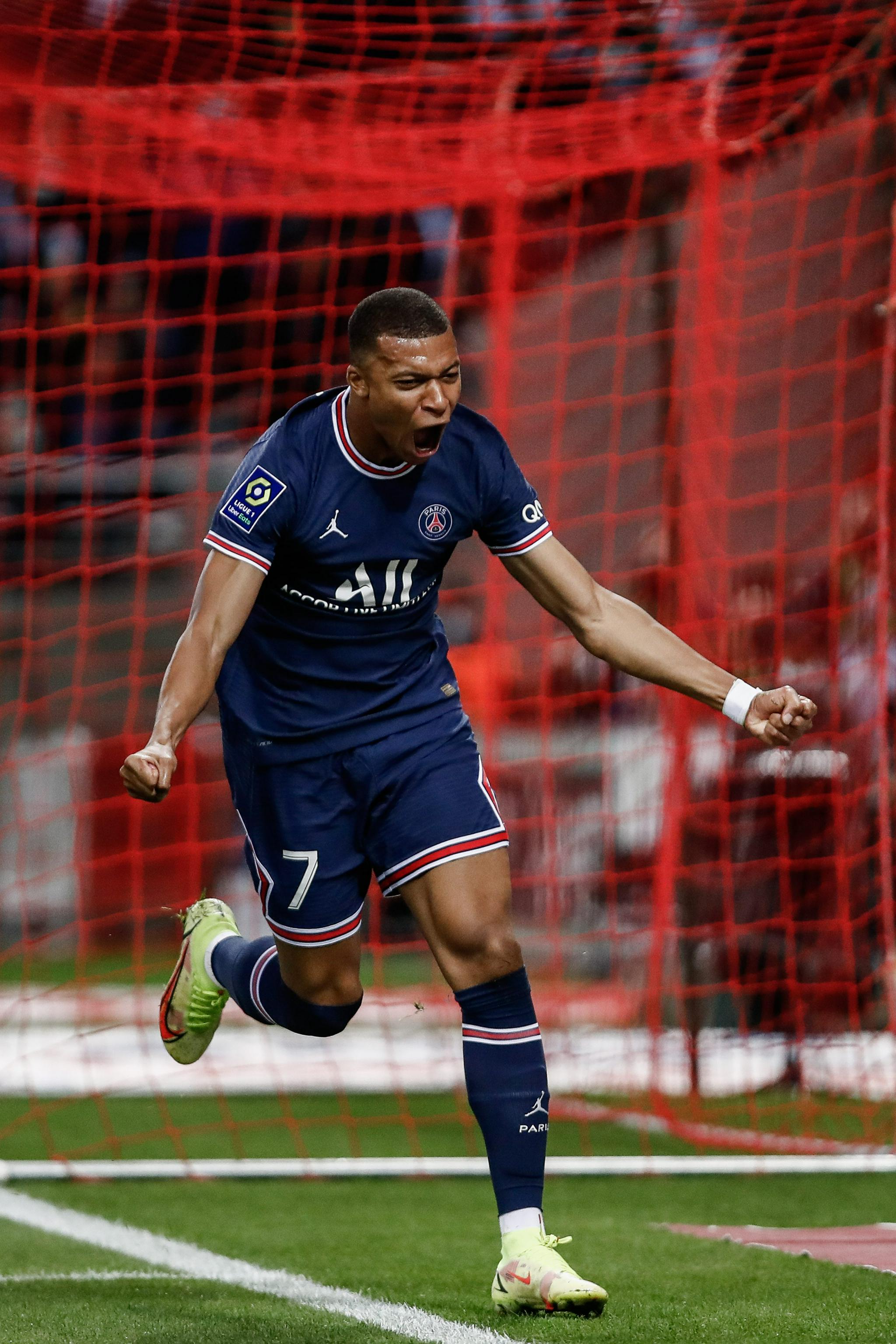 记者：U22国脚徐彬将于冬窗留洋欧洲（曝U22国脚徐彬计划冬窗赴欧踢球）