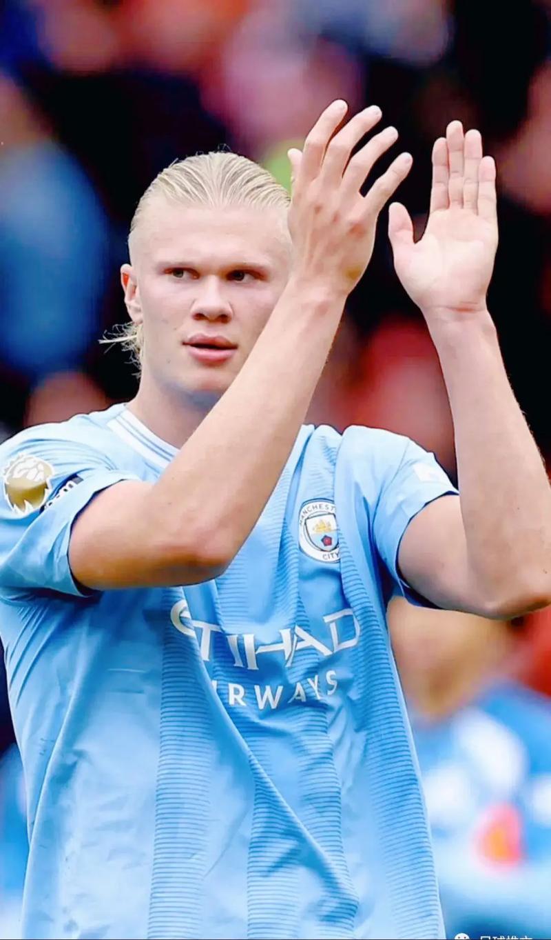 麦卡利斯特：我们站在球队这边，希望萨拉赫能够尽快归来（麦卡利斯特：支持全队，盼萨拉赫早日回归）