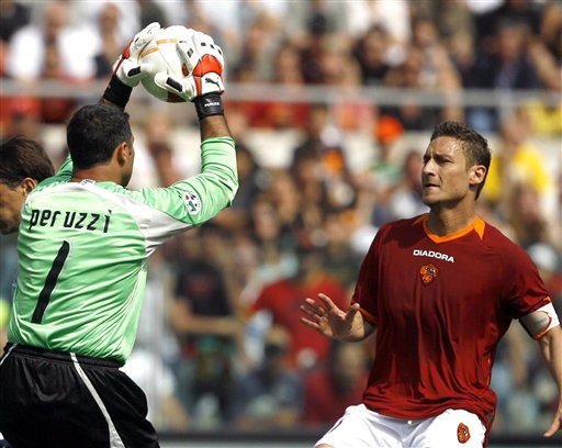 马卡：法院驳回安东尼红牌停赛暂停执行申请，他将无缘德比战（马卡：法院未批准安东尼红牌禁赛暂缓执行，他将缺席德比）