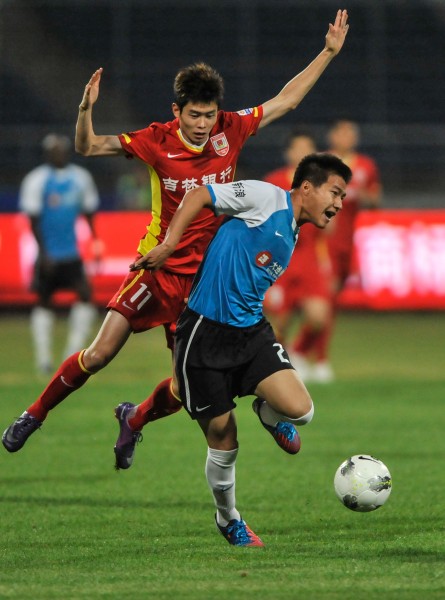 瓦拉内：膝盖受伤影响了我的职业生涯，我一直带着疼痛踢球（瓦拉内：长期膝伤影响我的职业生涯，我一直忍痛出战）