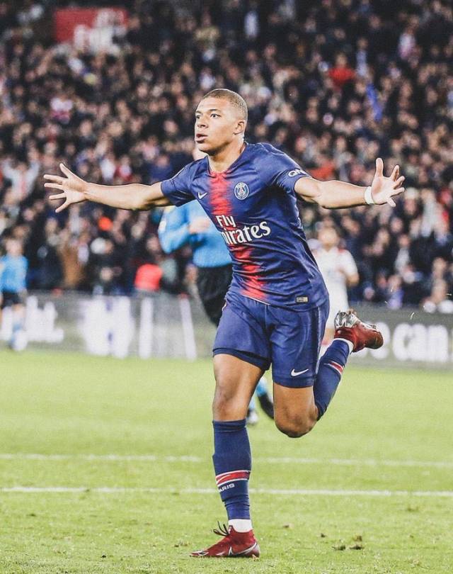 英超榜首战！十人切尔西1-1阿森纳主场7年不胜，马雷斯卡炮轰主裁（英超榜首对决：十人切尔西1-1阿森纳，主场七年无胜，马雷斯卡怒斥主裁）