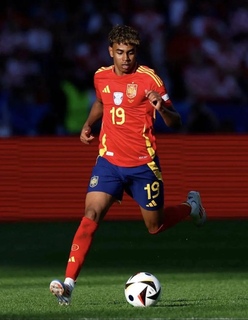 克罗斯评历史最佳11人：C罗左边锋，梅西前腰，马尔蒂尼入选（克罗斯评选史上最佳十一人：C罗踢左边锋、梅西任前腰，马尔蒂尼在列）