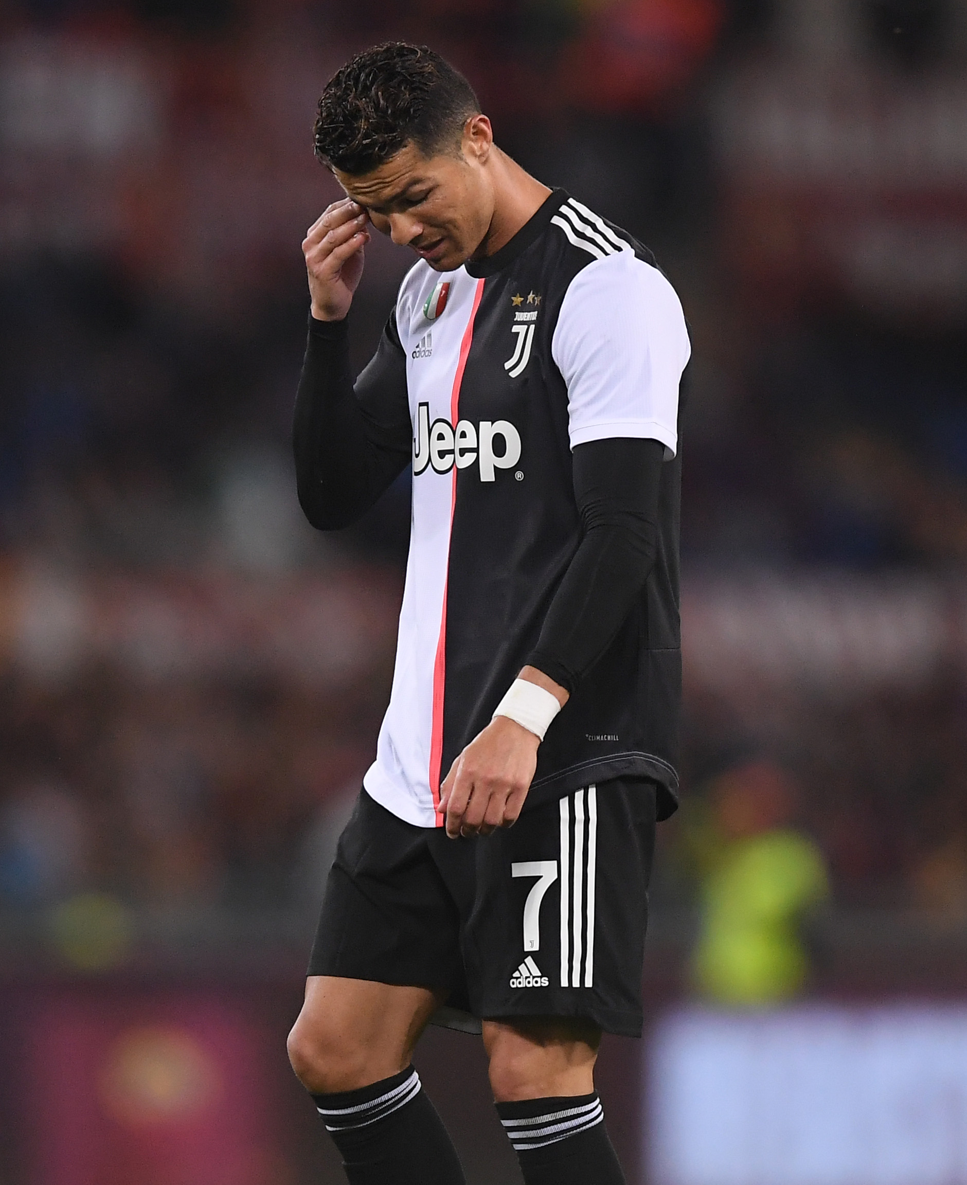 开小会？巴媒：安帅今日训练开始前和维尼修斯交谈了3分钟（巴媒：安切洛蒂今日训练前与维尼修斯交流三分钟）