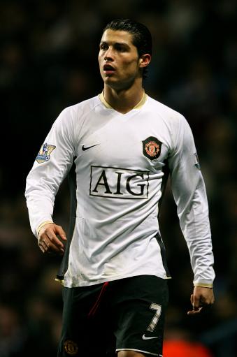 完成大四喜，姆巴佩当选欧冠官方本周最佳球员（姆巴佩上演大四喜，荣膺欧冠官方周最佳球员）